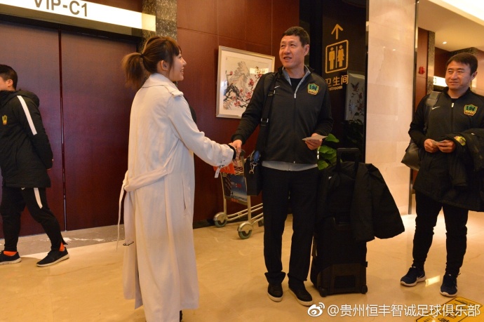 报道称，虽然有传言说安切洛蒂将离开皇马执教巴西国家队，但皇马消息人士告诉该媒体，本赛季至今，皇马对安切洛蒂的工作非常满意，目前已经非常接近签署续约协议。